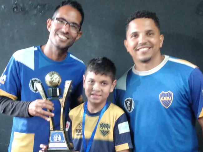 Aluno autista de 10 anos da Escola de Futebol Boca Juniors supera limites e se destaca em competição